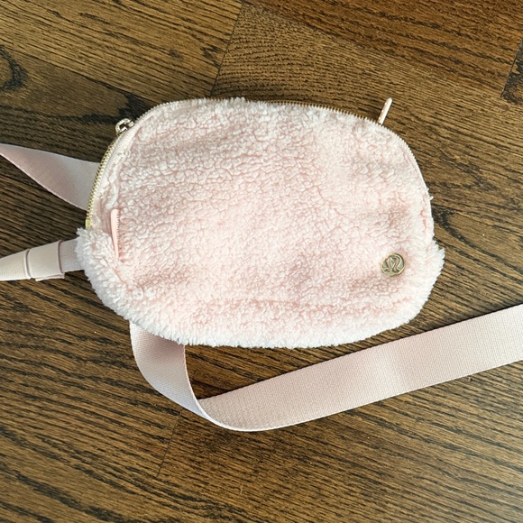Lululemon Sherpa belt bag / fanny pack - Picture 1 of 1